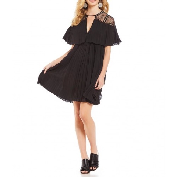 Gianni Bini Dresses & Skirts - Gianni Bini dress,keyhole v-neckline short sleeve